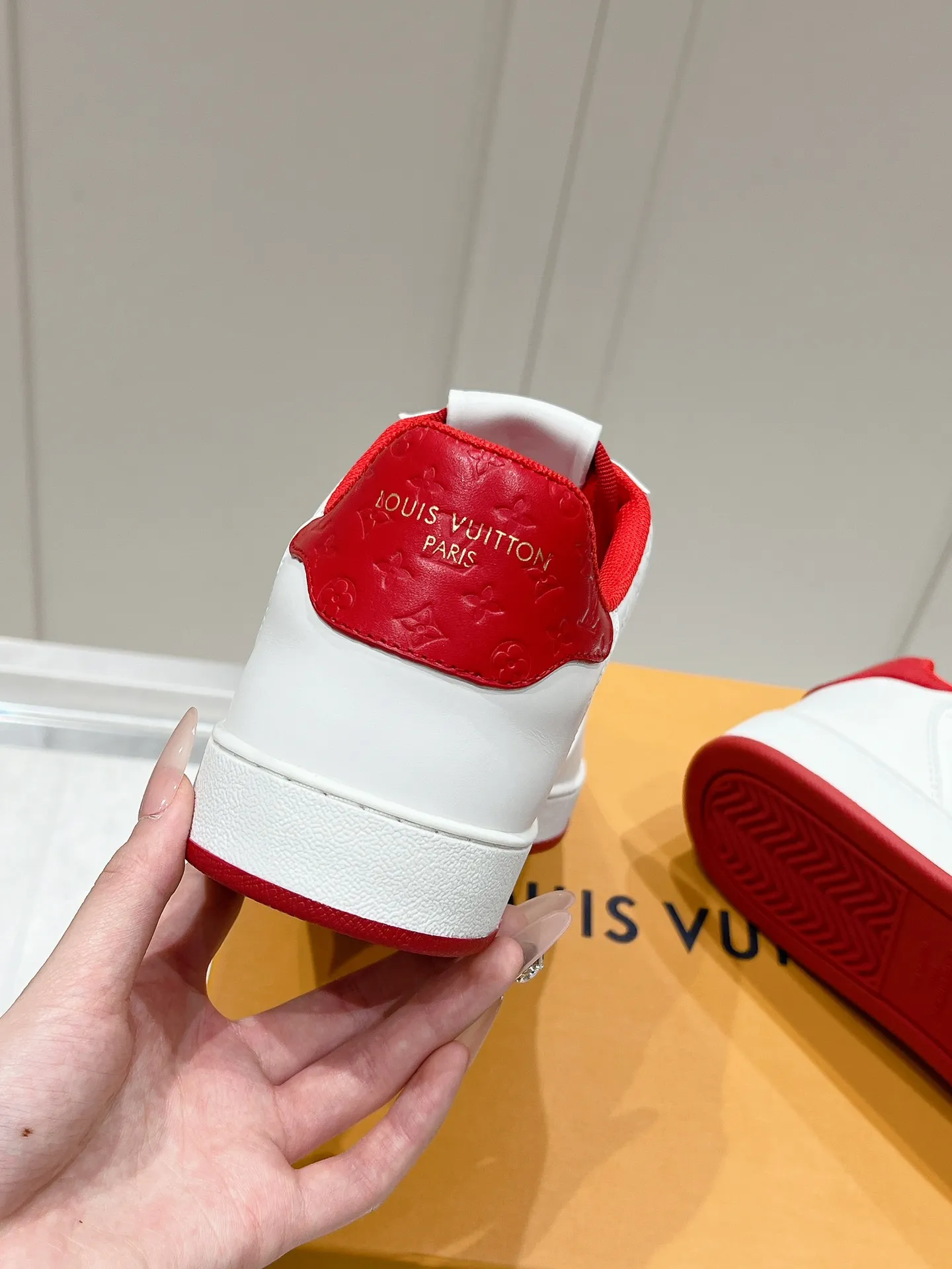 👟👟Ex-factory price 680👟👟 LV new style casual white shoes for men, simple and fashionable, light and comfortable, size: 39-44 (order 45)